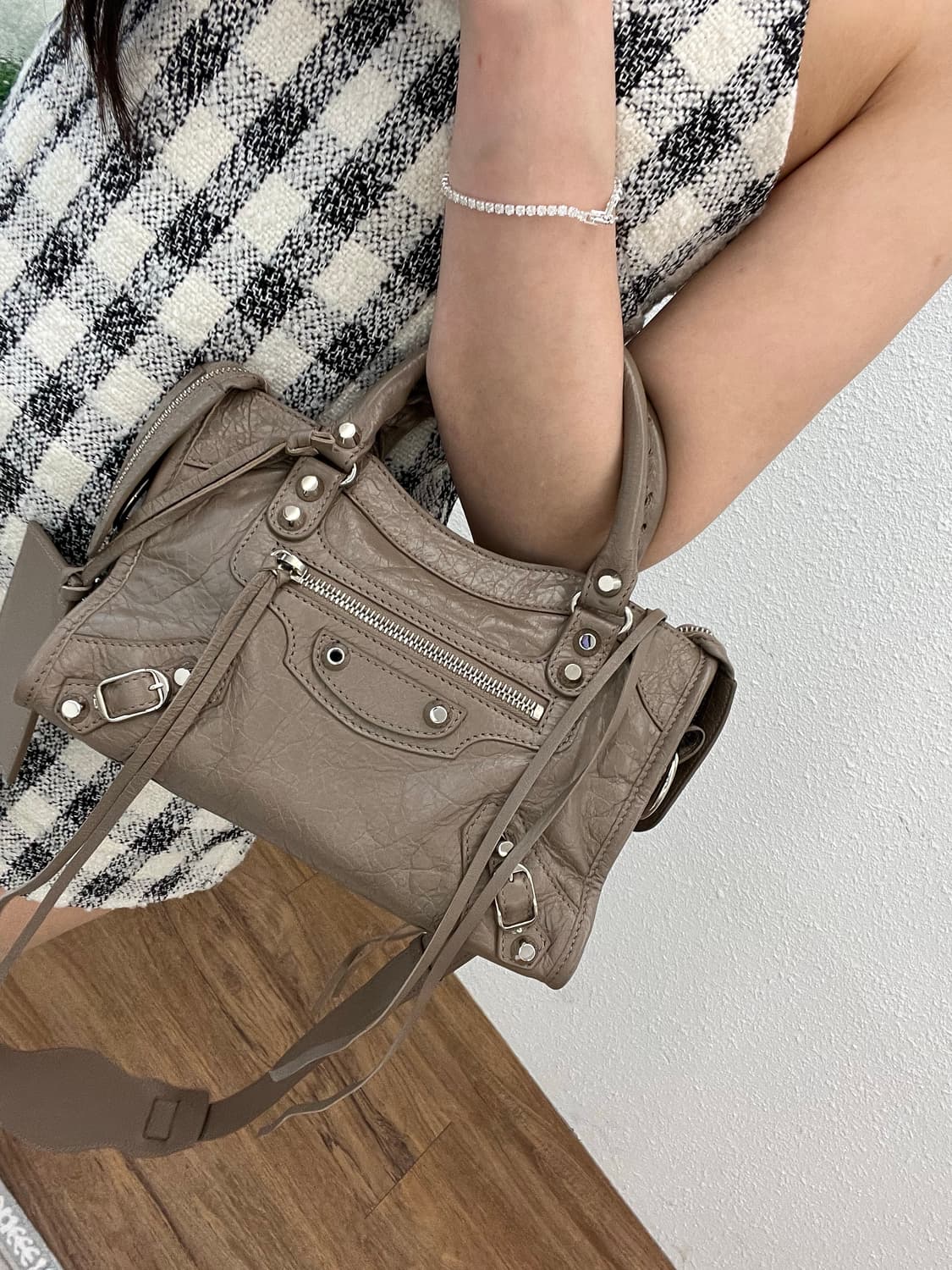 [SA급 정품] 발렌시아가 시티 모터백 미니 베이지브라운 상품이미지9