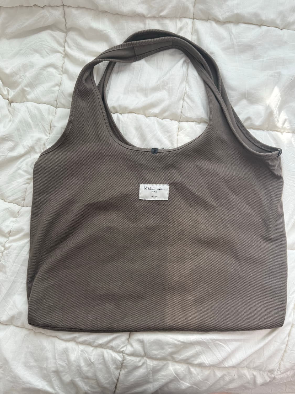 마뗑킴 크랙 로고 에코백 차콜 상품이미지2