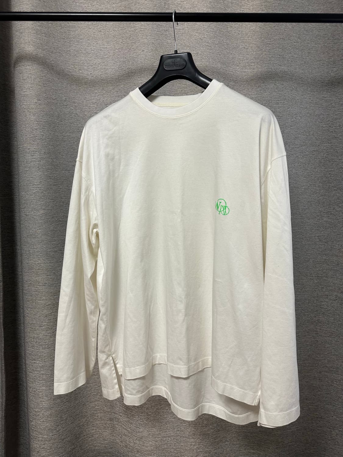 (48) 우영미 글로우 백로고 롱슬리브 아이보리  상품이미지1