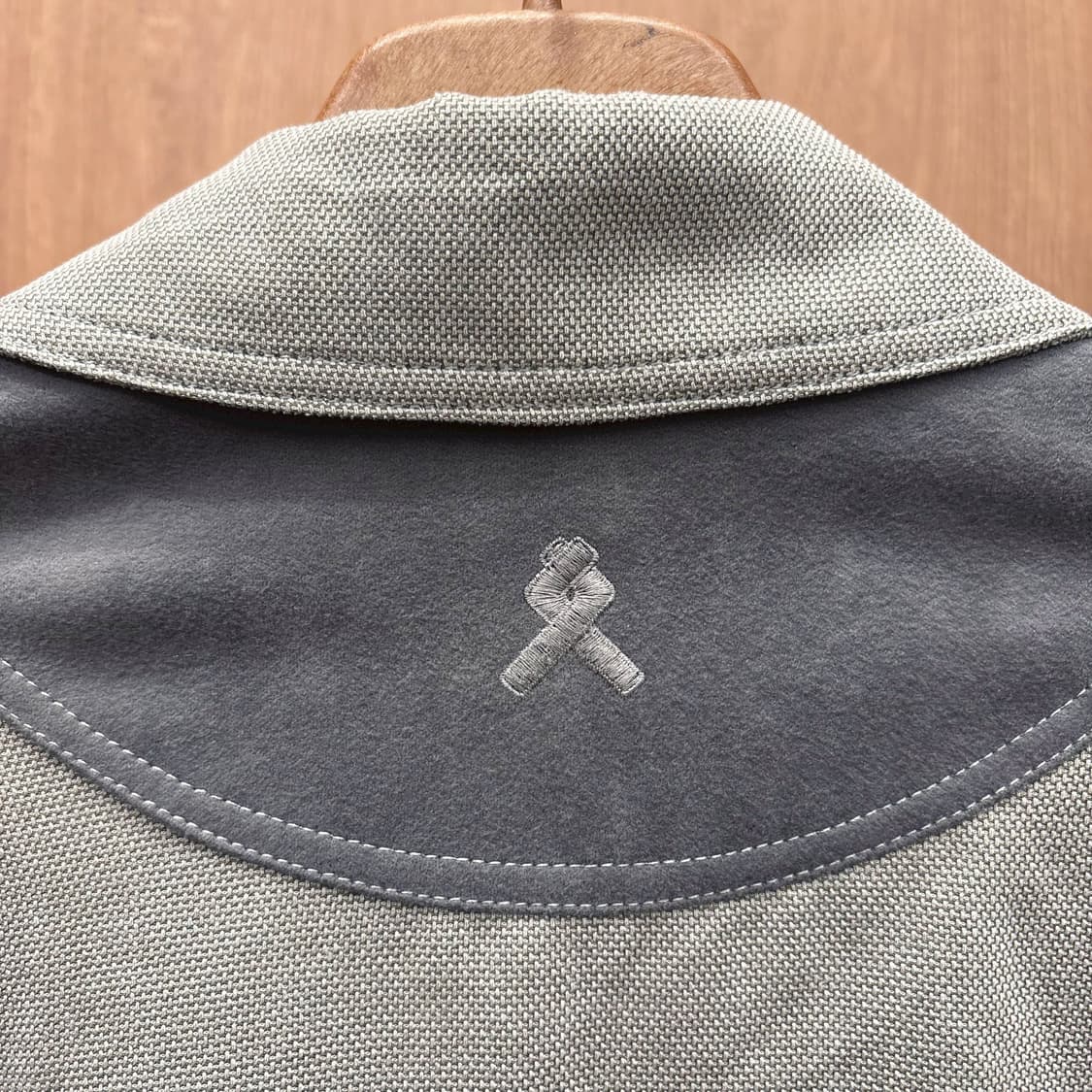  란셀 카라넥 자켓 투톤 배색 밑단 버튼 탭 후면 로고 자수 라이트 카키 상품이미지6