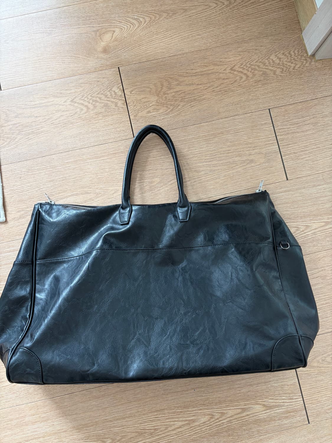 르마드 크랙 페이크 레더 볼링백 - 블랙 상품이미지4