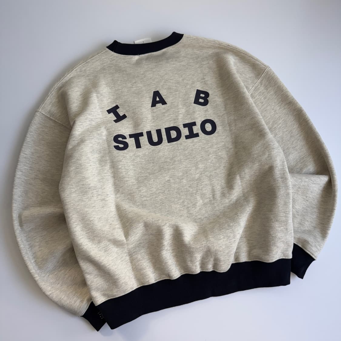 IAB studio  아이앱 스튜디오 오트밀 그레이 맨투맨  상품이미지1