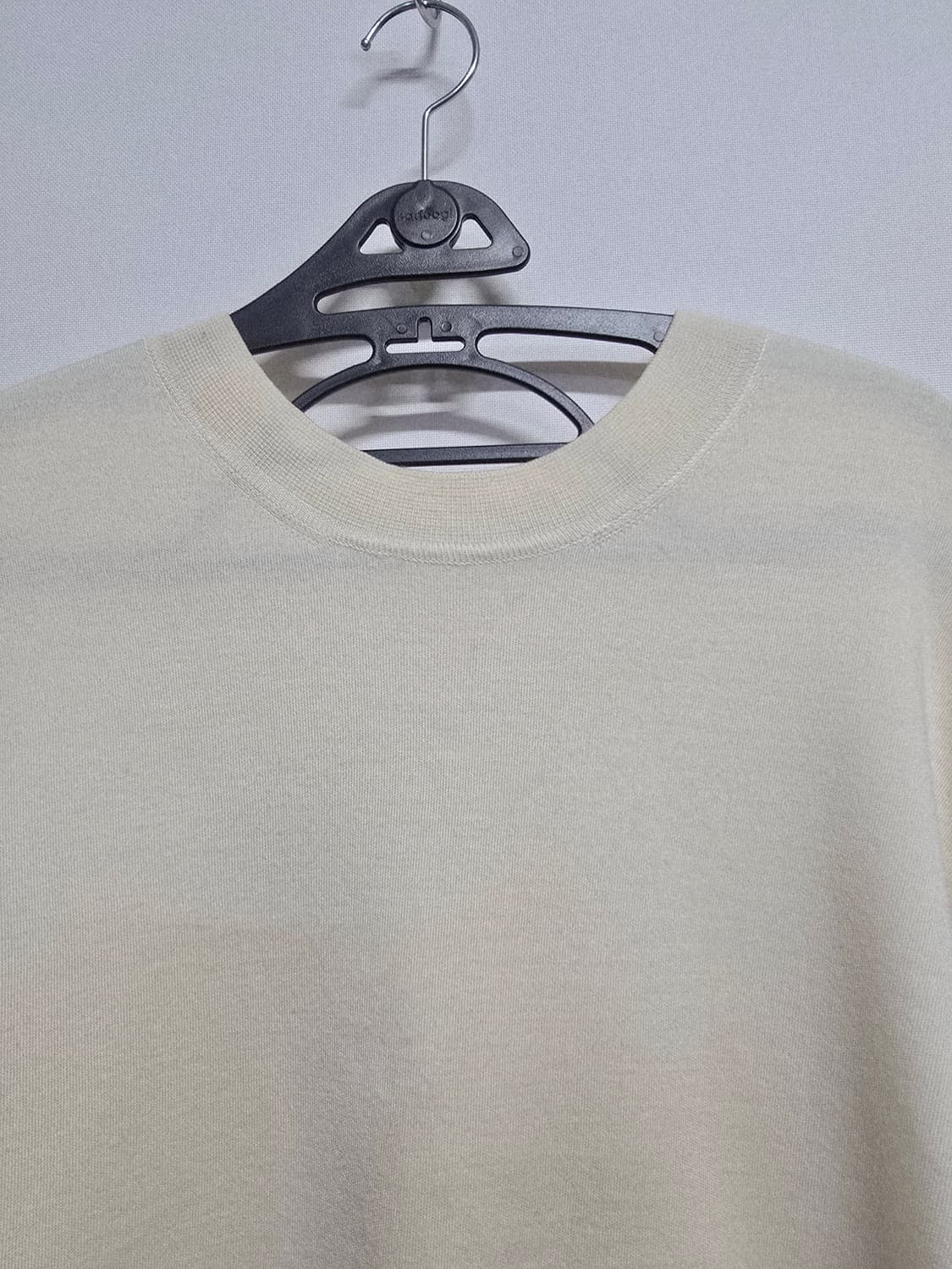 미샤 아이보리색 니트 스웨터 언발란싱 상품이미지2