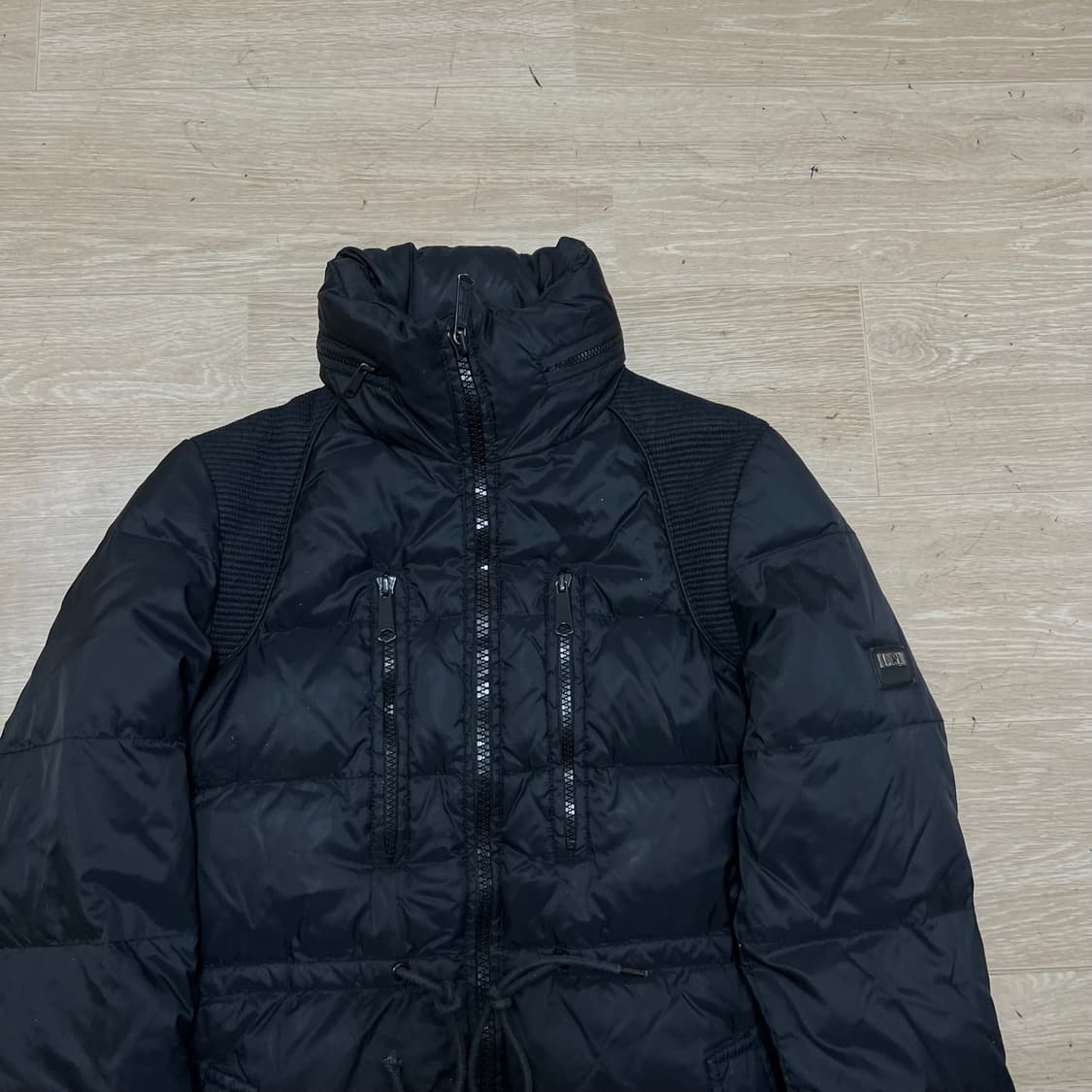 디젤 여성 소가죽 배색 와펜 하이넥 롱패딩 점퍼 [블랙] L/100 상품이미지2