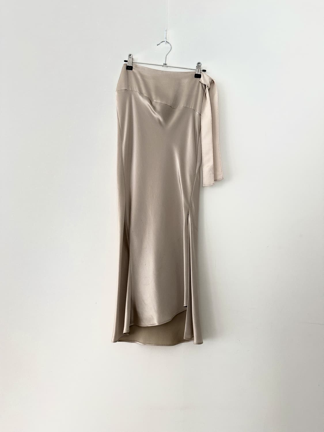 Glossy strap feminine skirt  상품이미지1