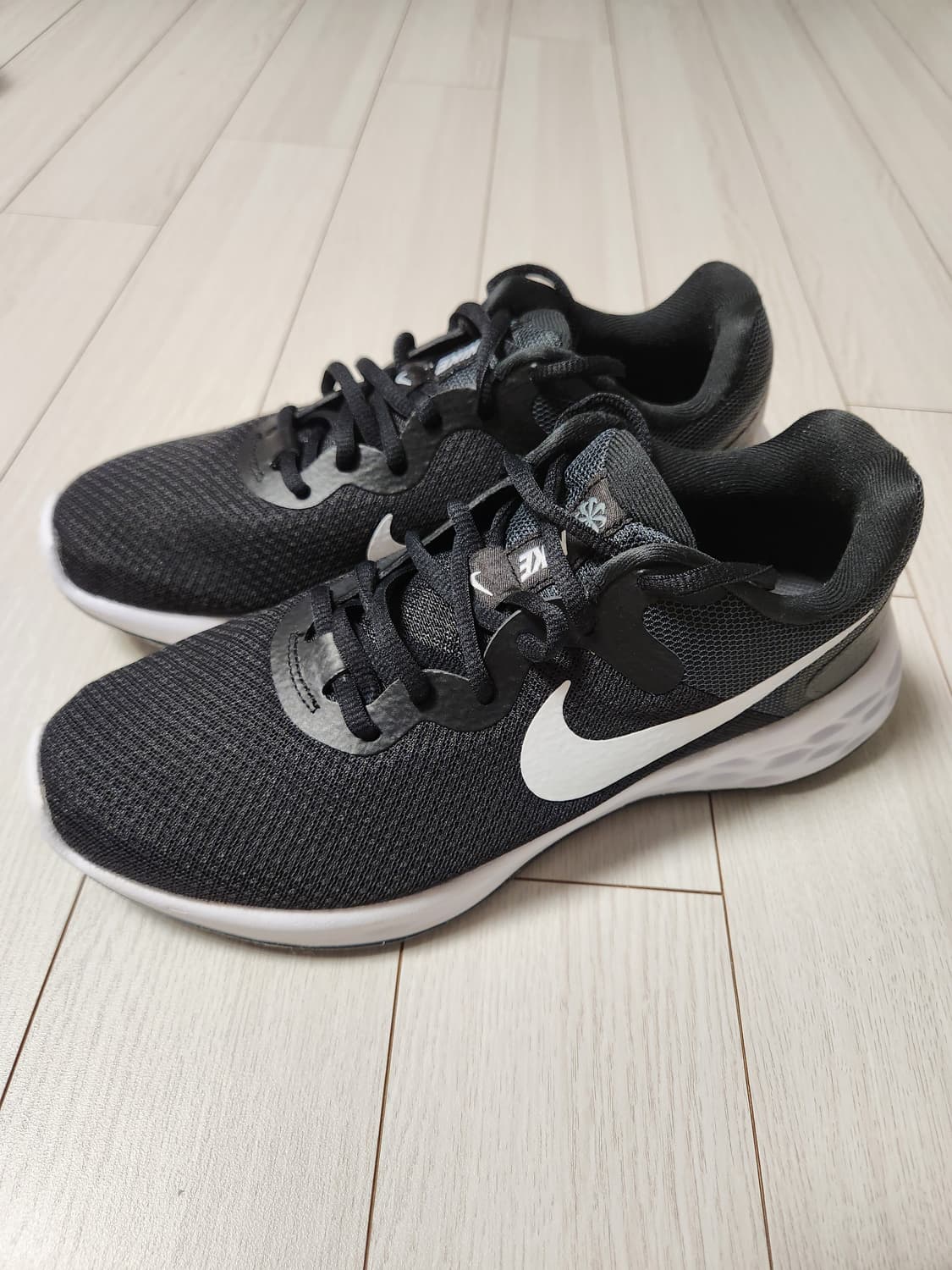 나이키 레볼루션 6 넥스트 네이처 DC3729-003 사이즈250

사용 상품이미지1