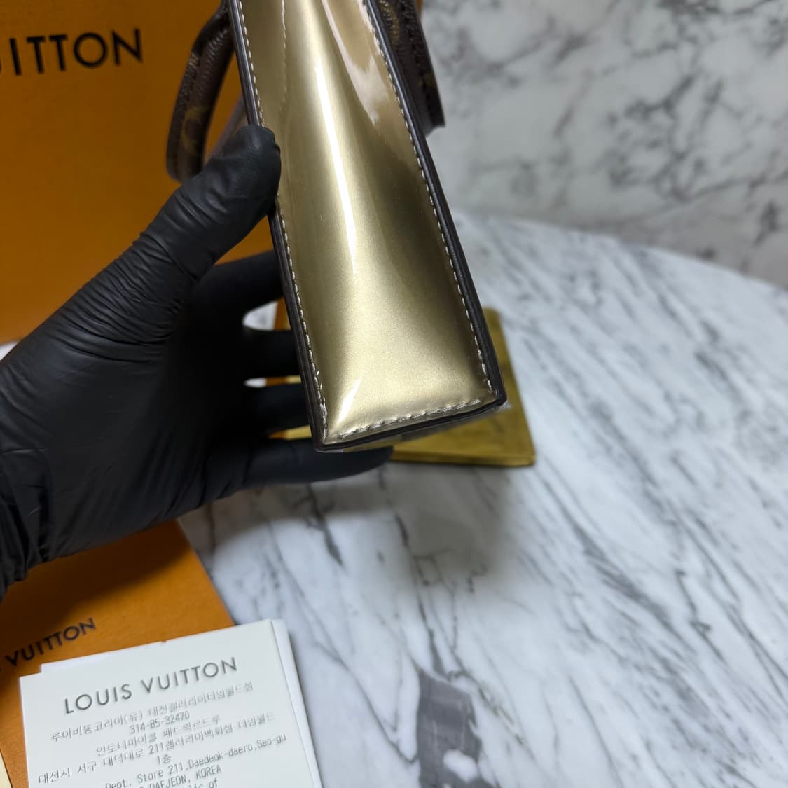 루이비통 모노그램 베르니 쁘띠 삭 플라 토트백 크로스백 상품이미지4