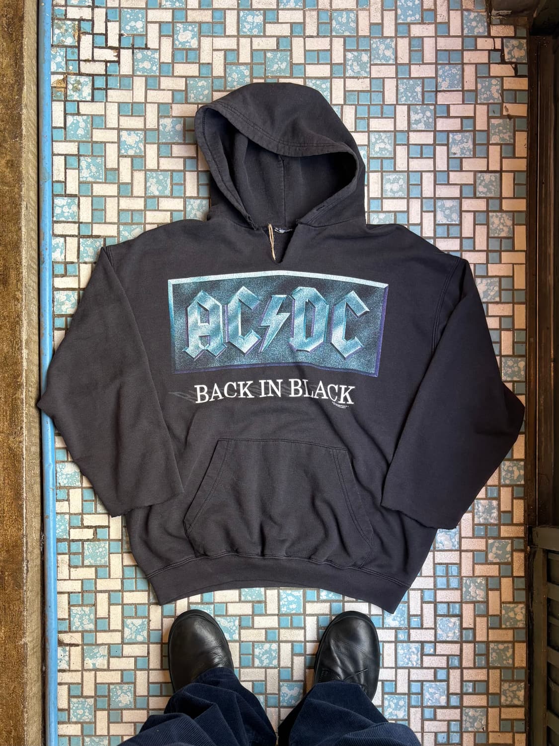 AC/DC의 'Back in Blac Hoodie 상품이미지1