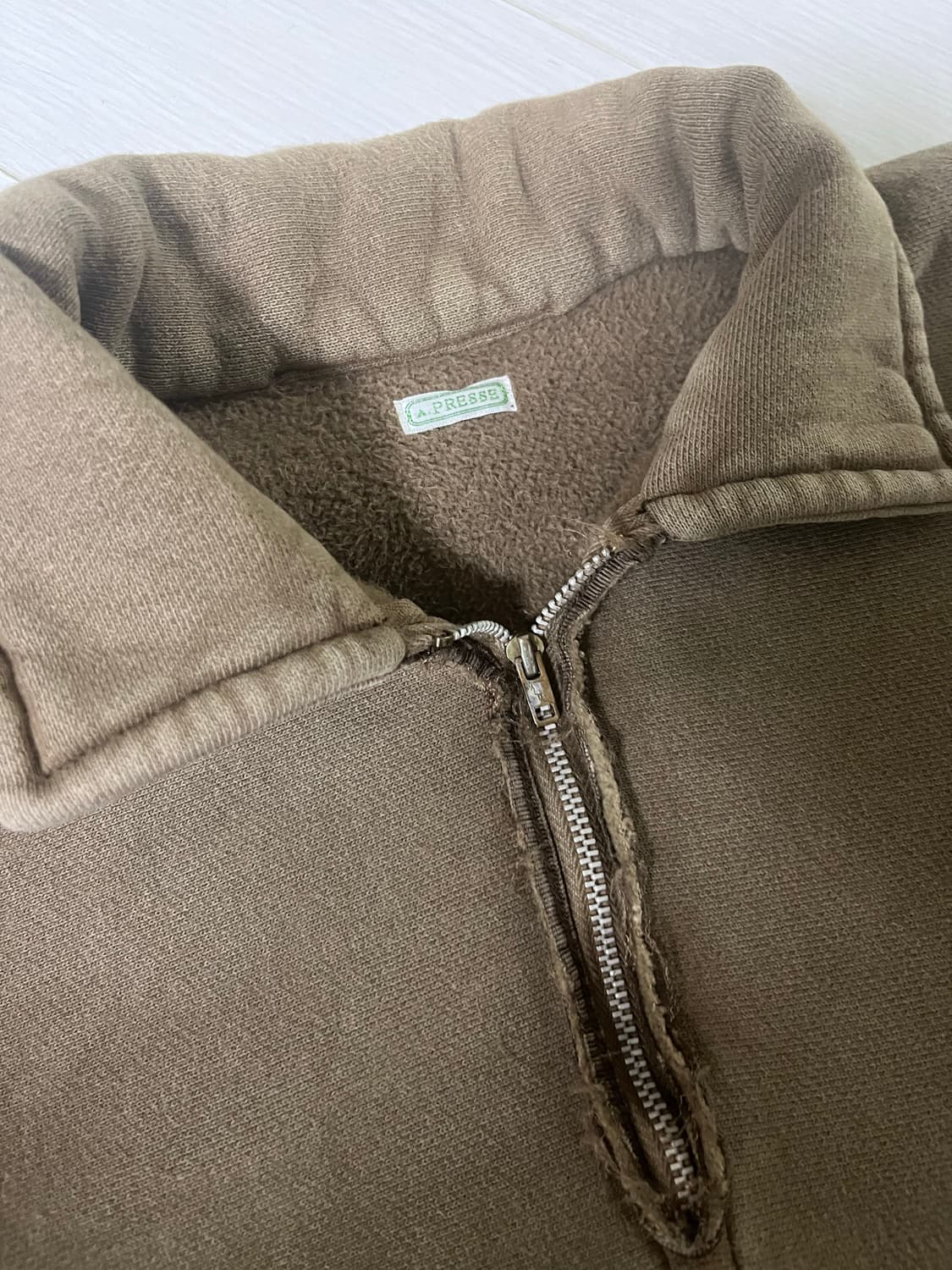 아프레쎄 26ss 하프집업 브라운 상품이미지2