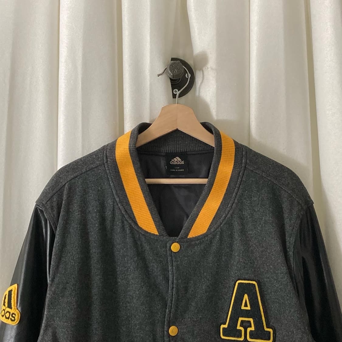 아디다스 그레이 옐로우 배색 바시티 자켓 상품이미지2