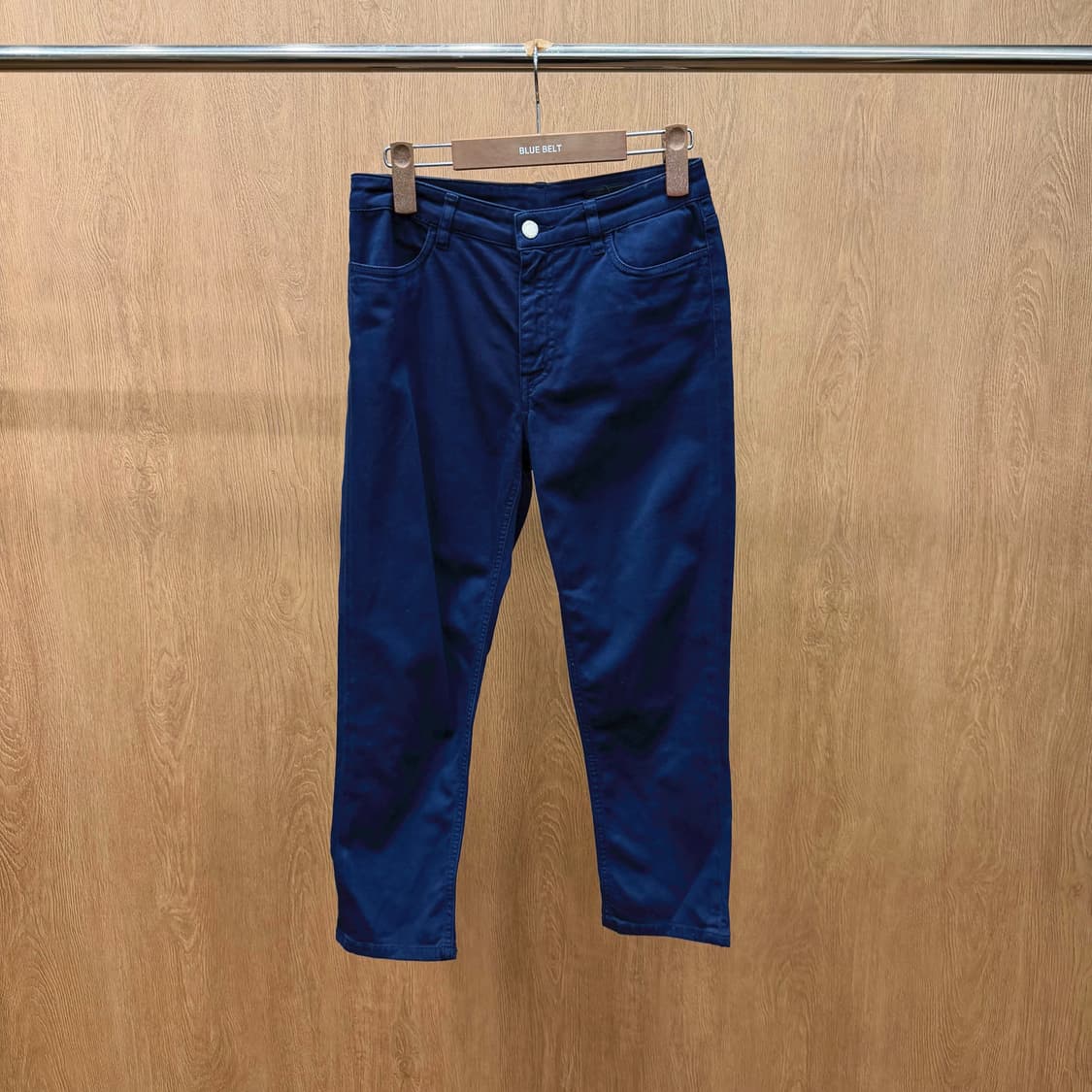 프라다 슬림핏 코튼 팬츠 미니멀 후면 포켓 블랙 로고 라벨 디테일 네이비 상품이미지2