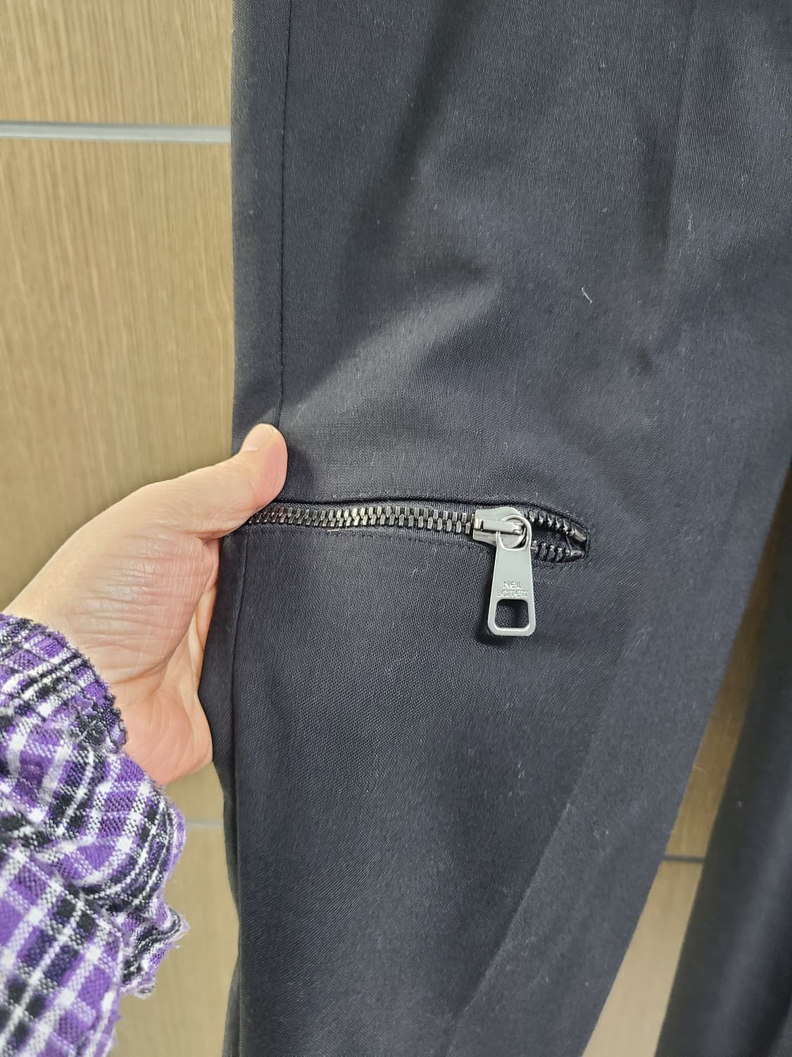 닐바렛 블랙 색상 지퍼 디테일 슬랙스 상품이미지3