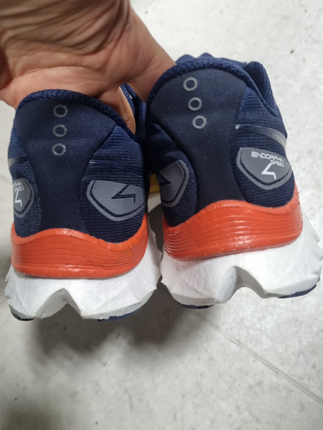 써코니 앤돌핀 스피드4 러닝화  상품이미지3