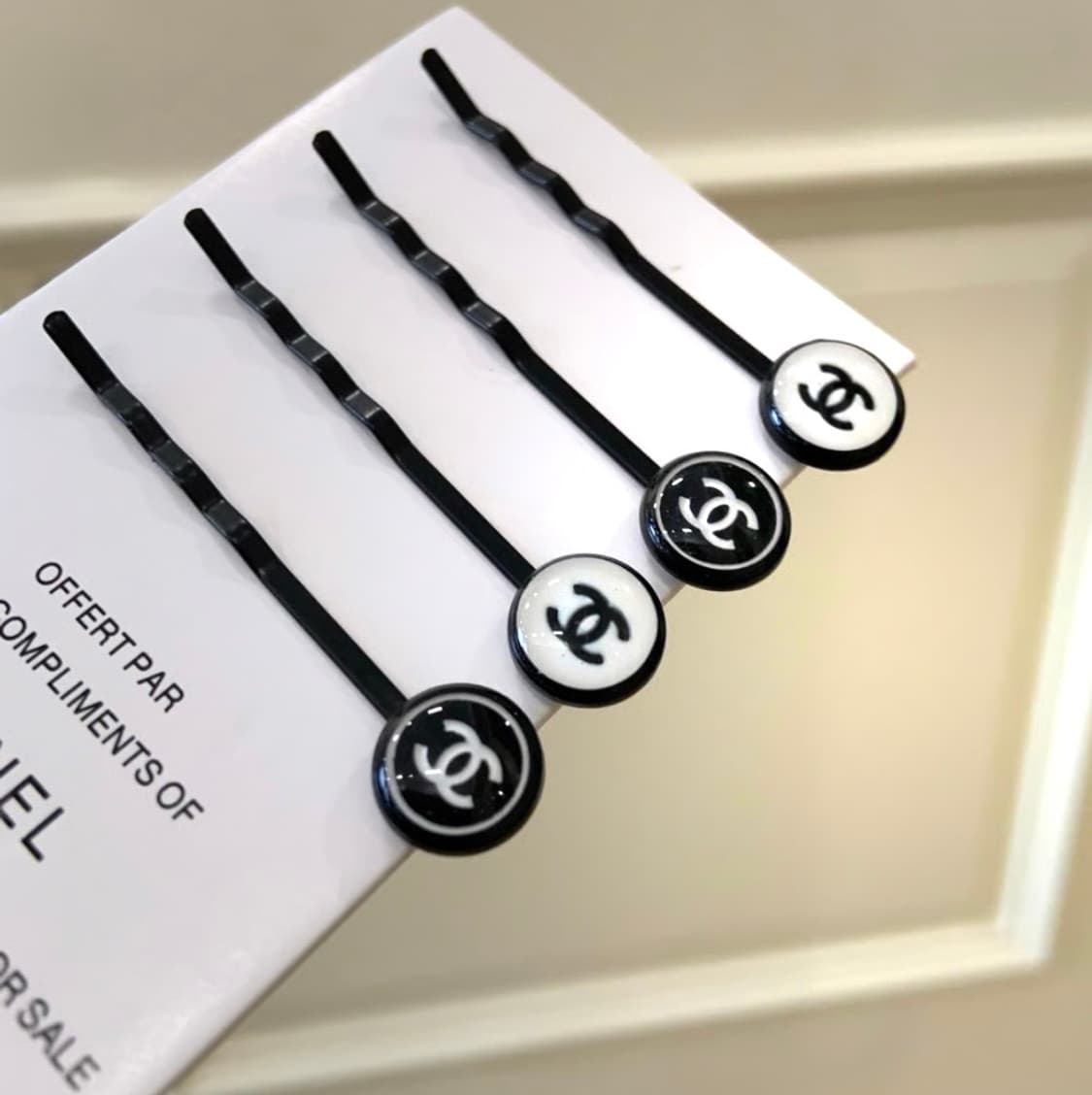 샤넬 뷰티 원형 로고핀 4종  상품이미지2