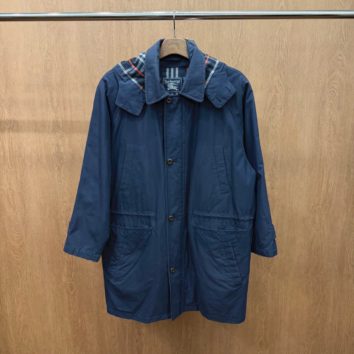 버버리 후드 코트 체크 안감 배색 드로우 스트링 디테일 레귤러핏 네이비 상품이미지2