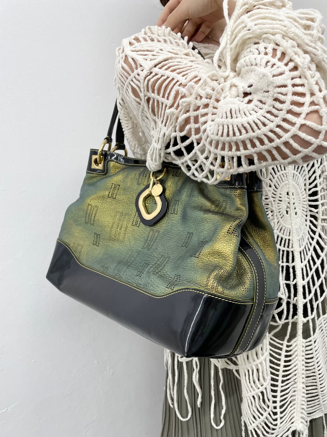 닥스 페어리 로고 참 숄더백 상품이미지3