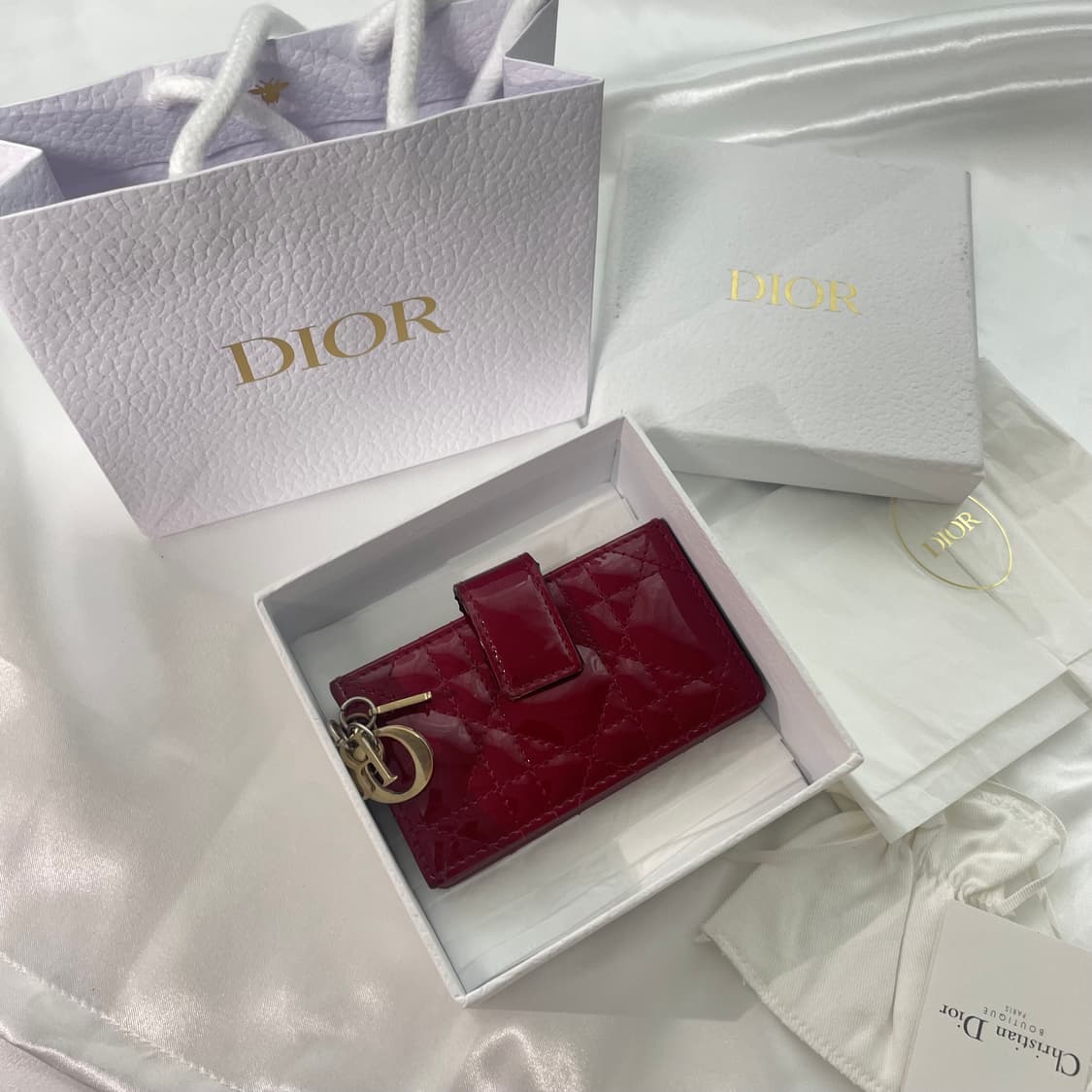 디올 레이디 유광 페이던트 버건디 카드지갑 상품이미지2