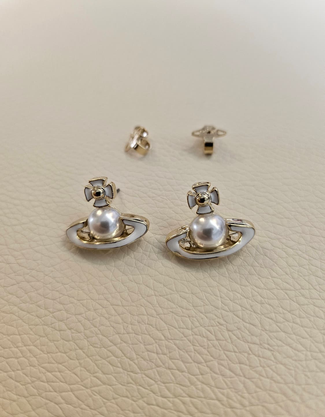 비비안웨스트우드 업사이클링 진주 화이트우주선 귀걸이 상품이미지3