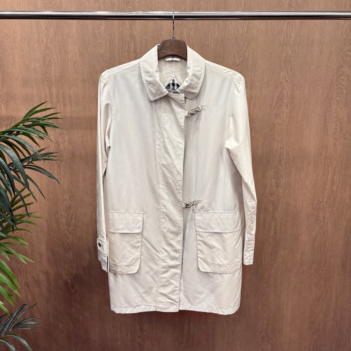 버버리 맥 코트 메탈 버클 더블 플랩 포켓 디테일 라이트 베이지 상품이미지1