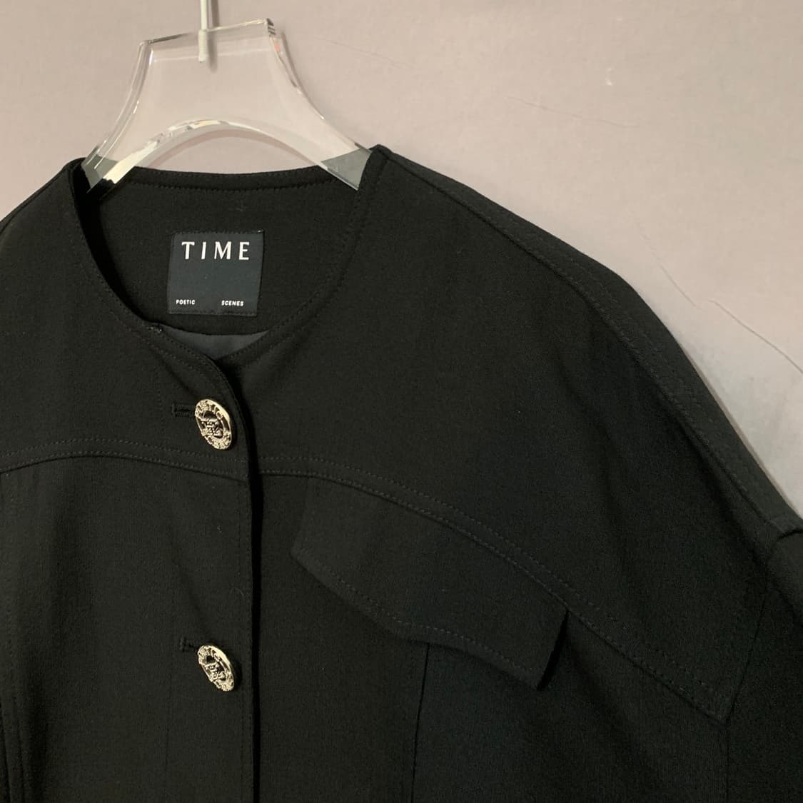 82 타임 22SS 블랙 로고 버튼 크롭 스판 자켓 상품이미지3