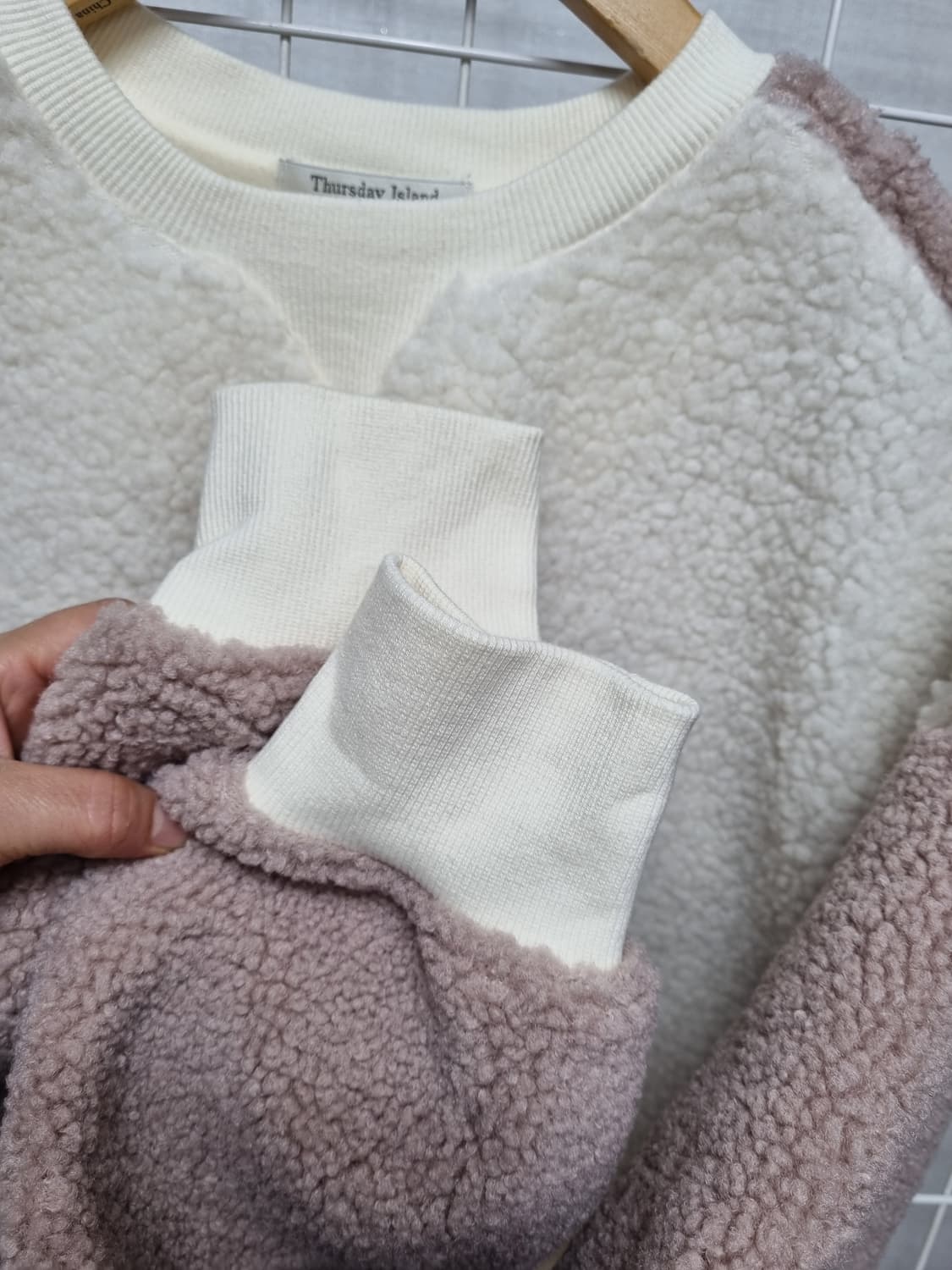 (택포)  써스데이아일랜드 뽀글이 맨투맨 상품이미지4