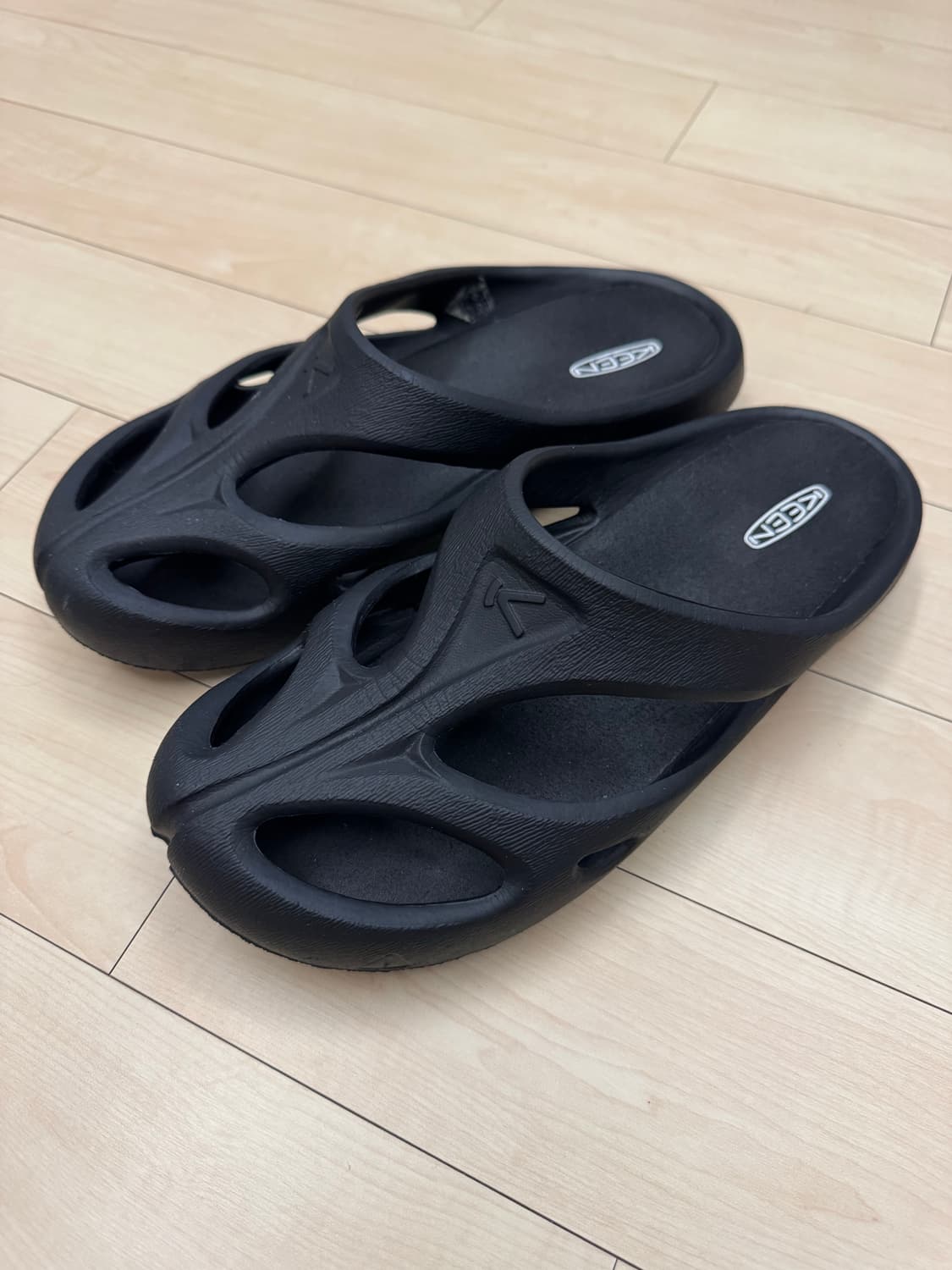 KEEN 킨 샨티 슬라이드 블랙 270 상품이미지1