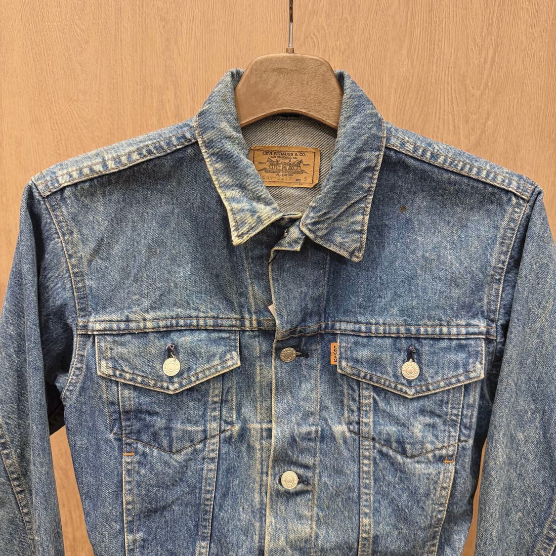 리바이스 코튼 데님 자켓 오렌지 탭 디테일 레귤러핏 미디엄 인디고 상품이미지4