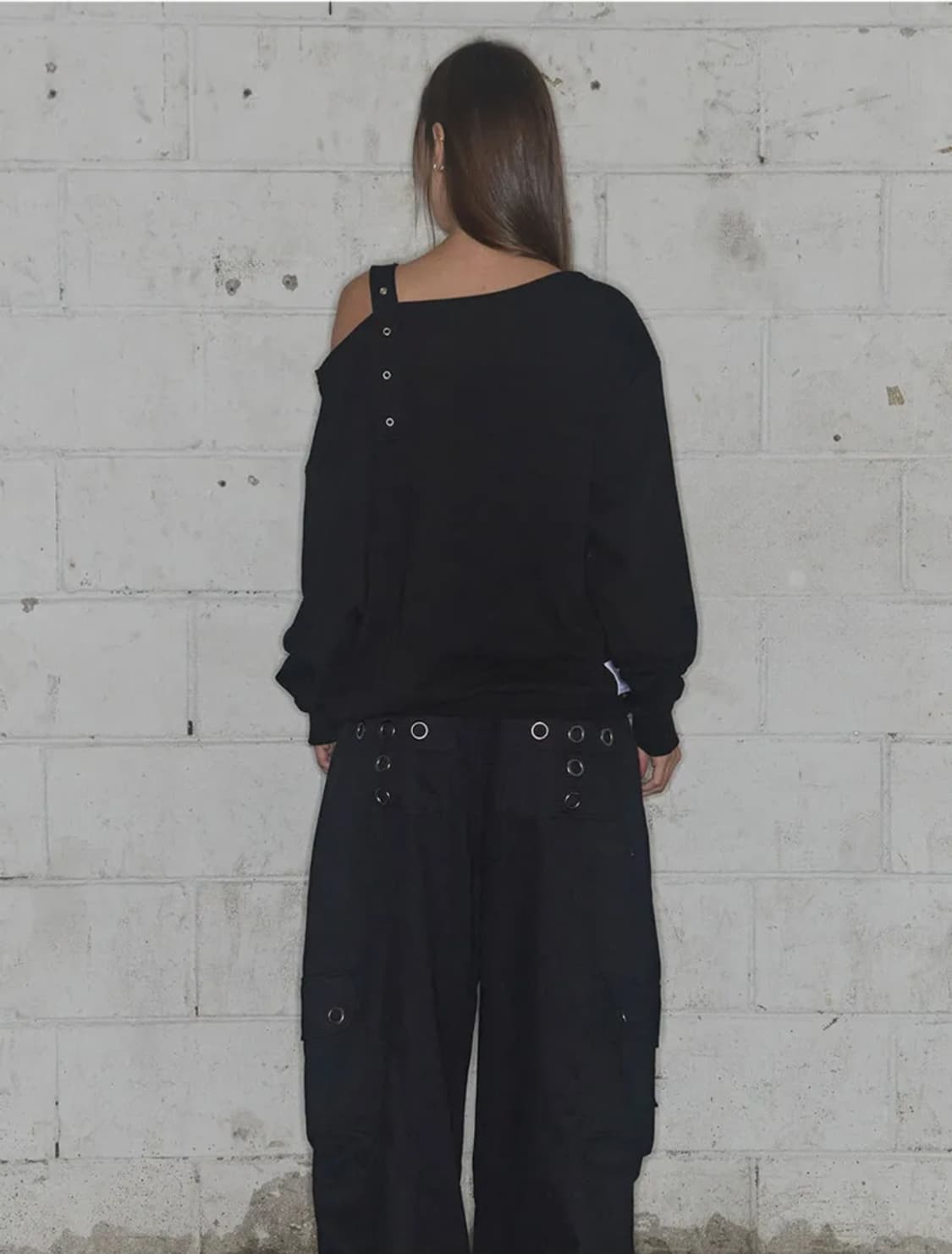 팬시클럽 원숄더 버클 스웻셔츠 블랙 상품이미지2