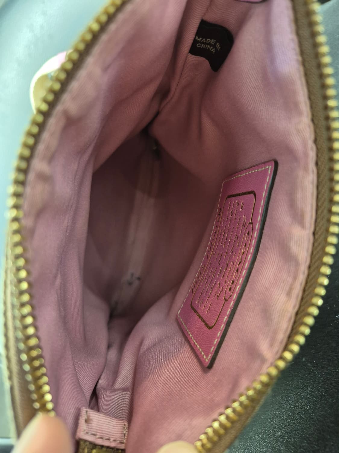 코치 시그니처 핑크 크로스백 상품이미지9