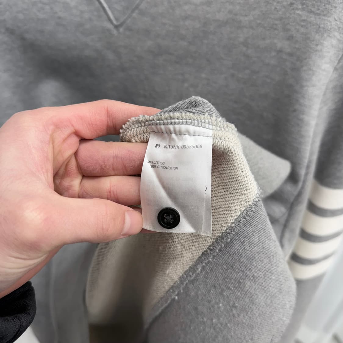 [5] 톰브라운 사선완장 맨투맨 그레이 상품이미지5