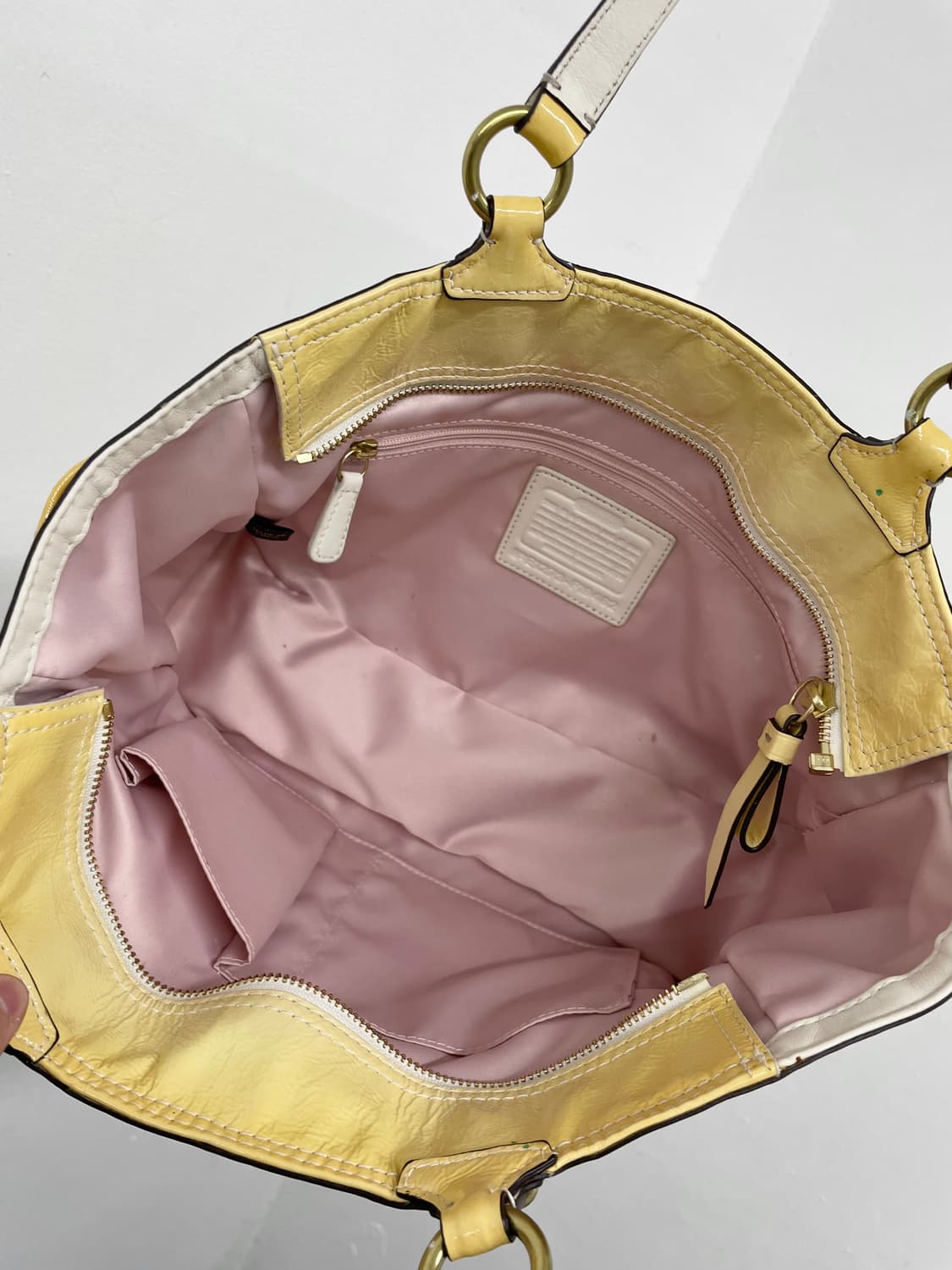 코치 에나멜 옐로우 로고 숄더백 상품이미지9