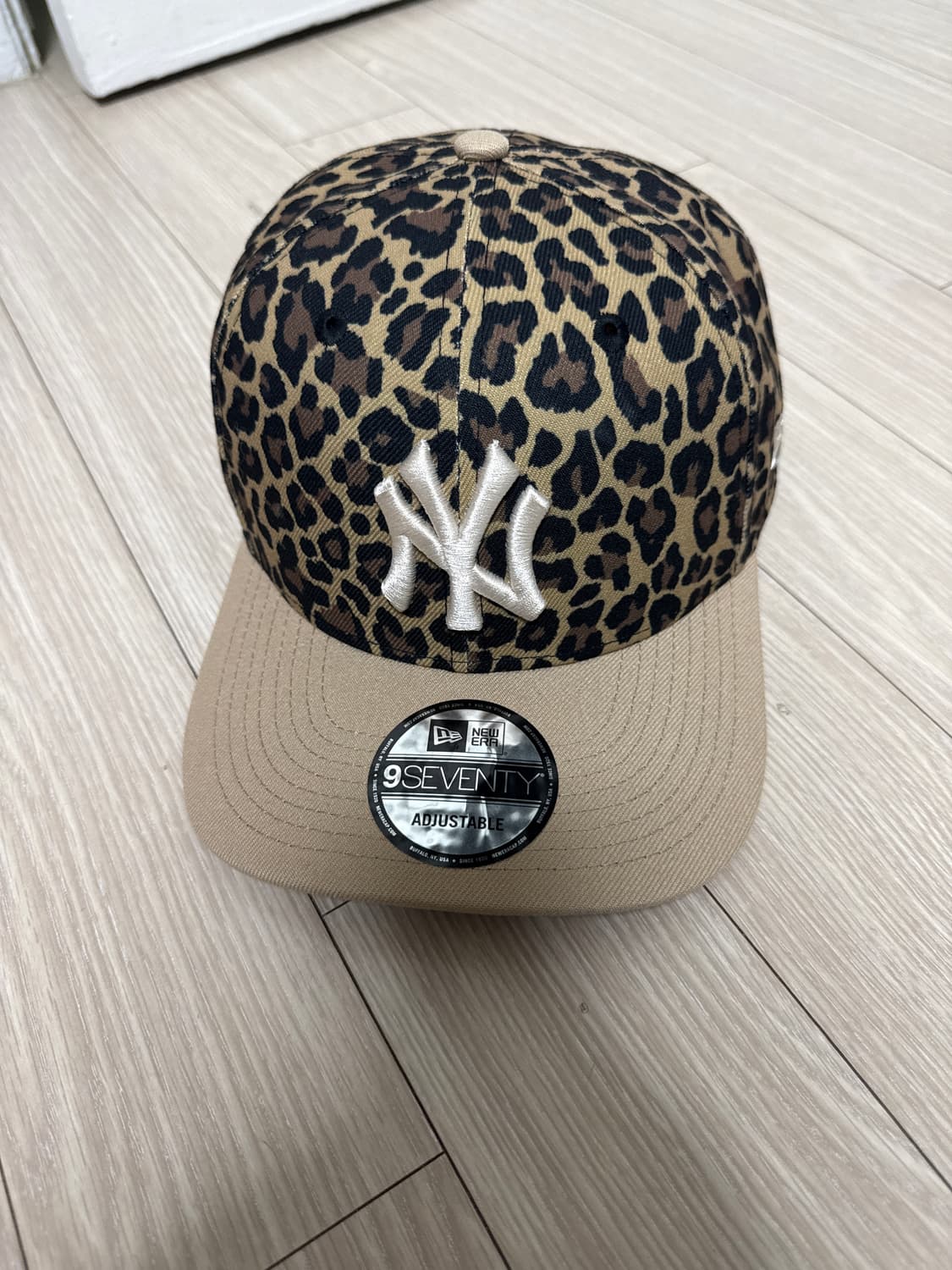 뉴에라 뉴욕양키즈 호피 무늬 프린트 캡 상품이미지1