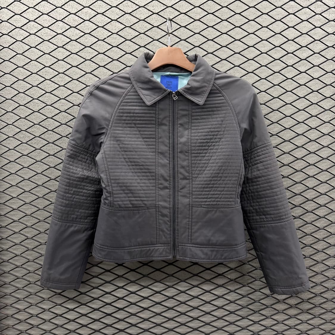 MCM 크롭 캐주얼 퀼티드 자켓 바이커패널 디테일 차콜 상품이미지2