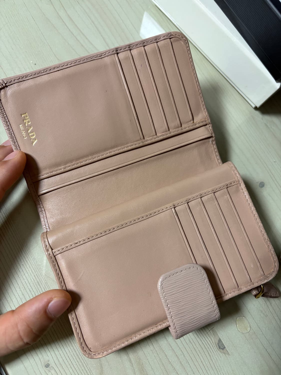 프라다 사피아노 레더 중지갑 파우더 핑크 상품이미지3