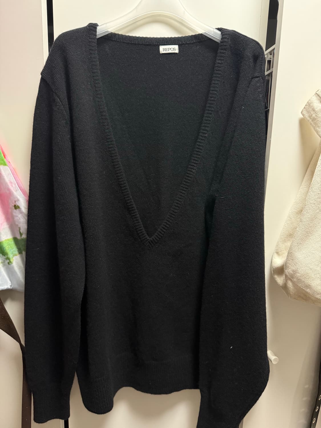 리포스 딥브이넥 니트 블랙 상품이미지2