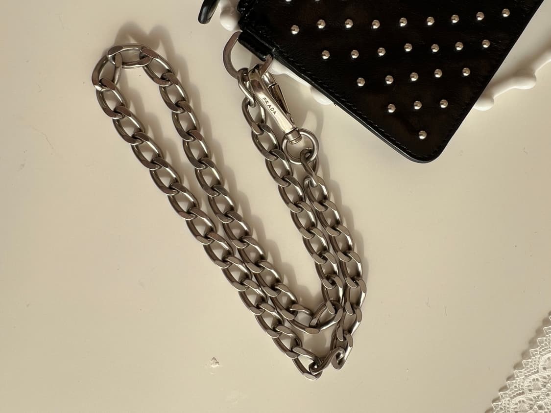 프라다 스터드 체인 레더 파우치 상품이미지7