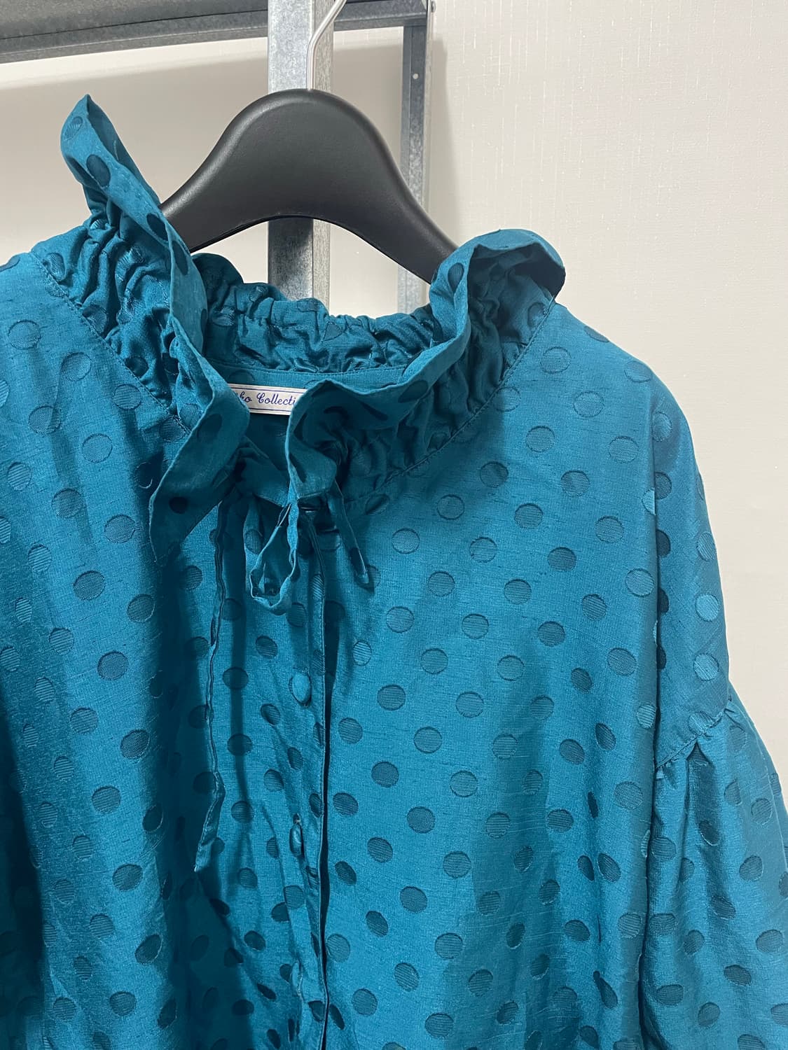 글로시 도트 넥프릴 원피스 상품이미지1