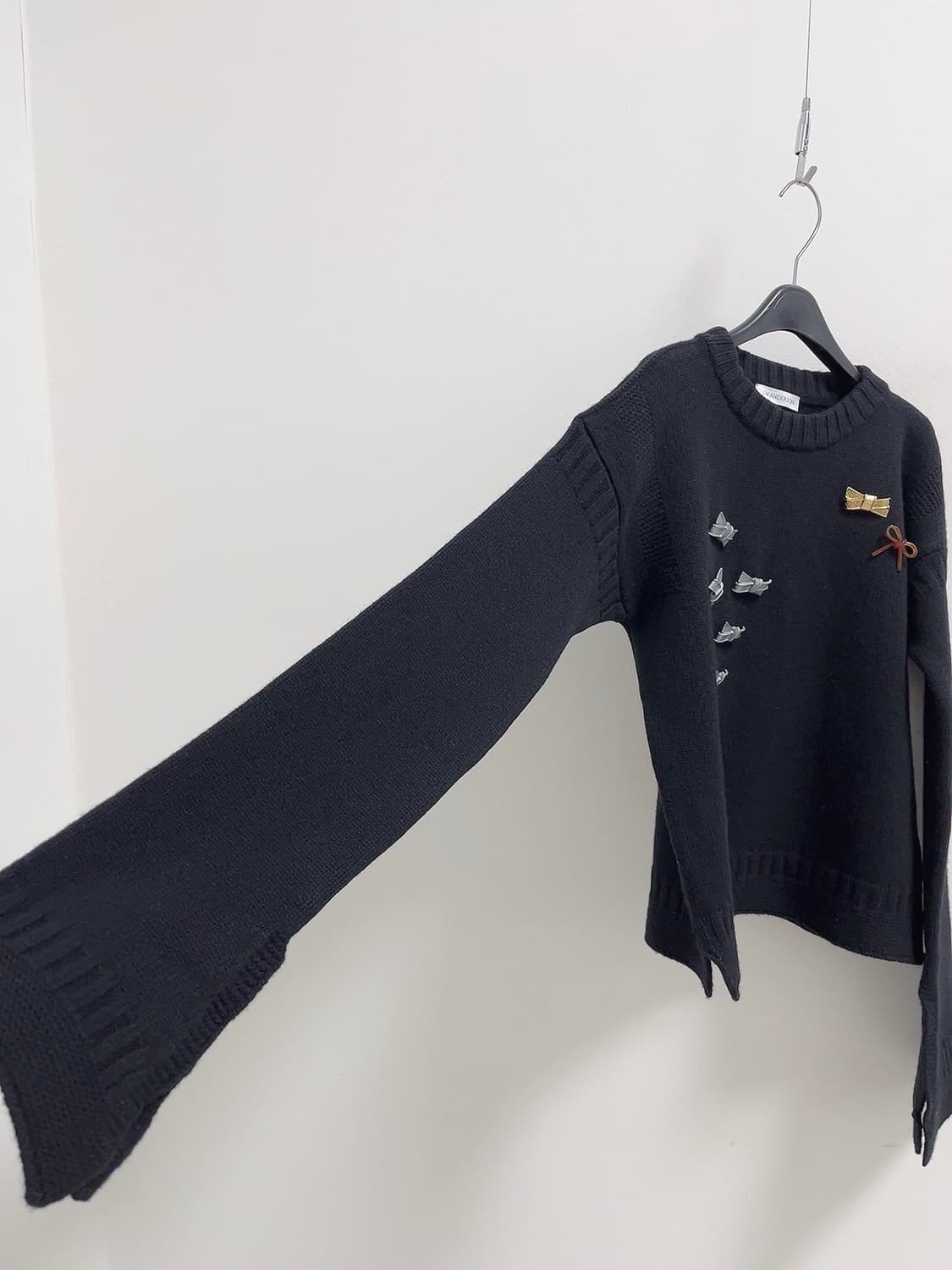 JW앤더슨 리본 포인트 울 크루넥 니트  상품이미지4