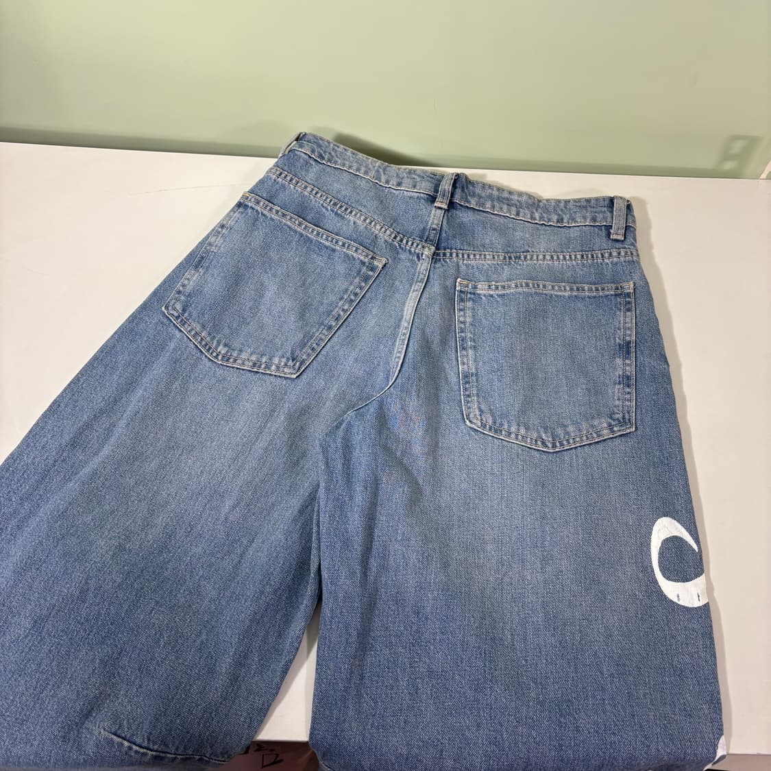 M 자라 연청 스펠아웃 커브드 데님팬츠 상품이미지5