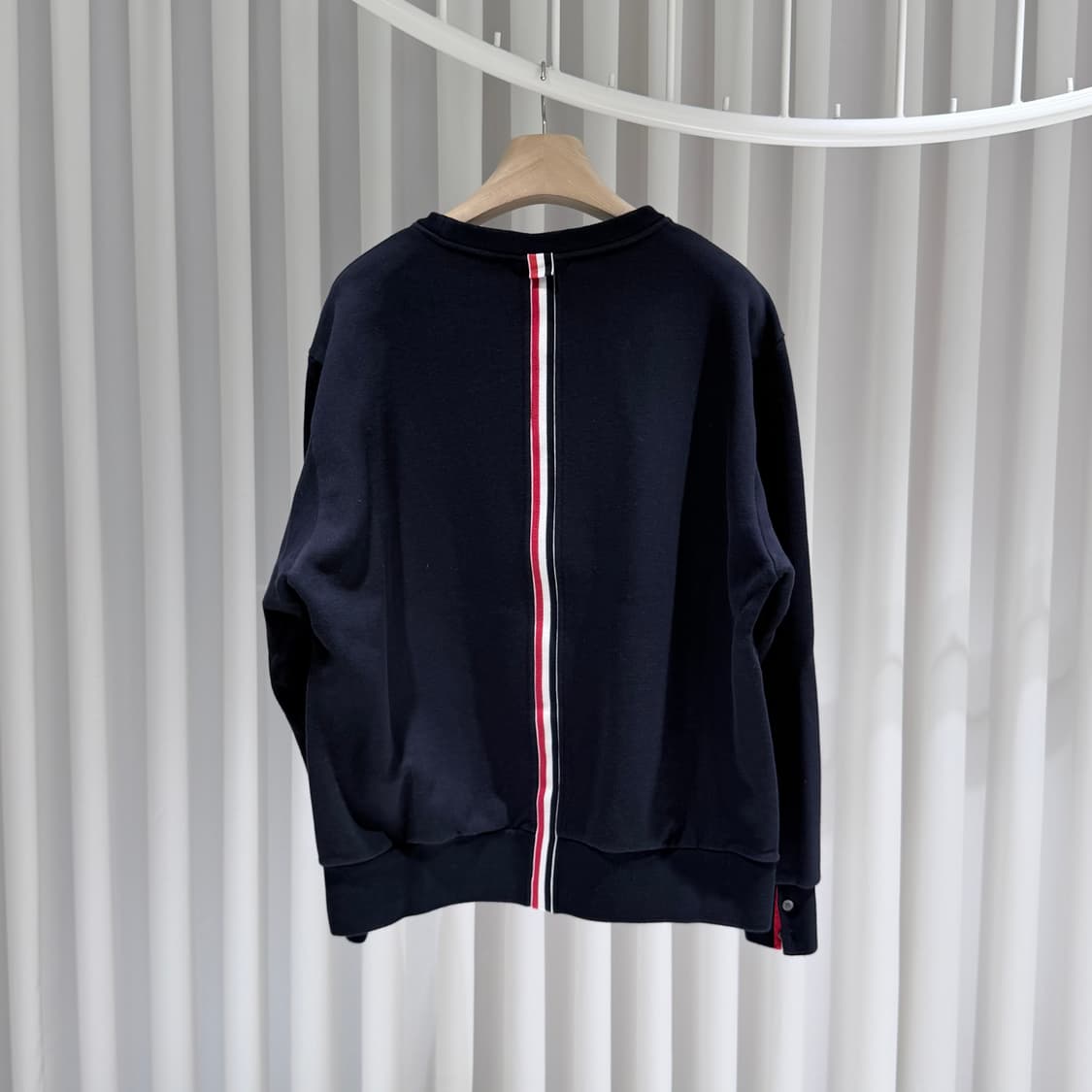 (A+/5) / 톰브라운 백 삼선니트라이닝 사이드버튼 맨투맨 네이비 상품이미지5