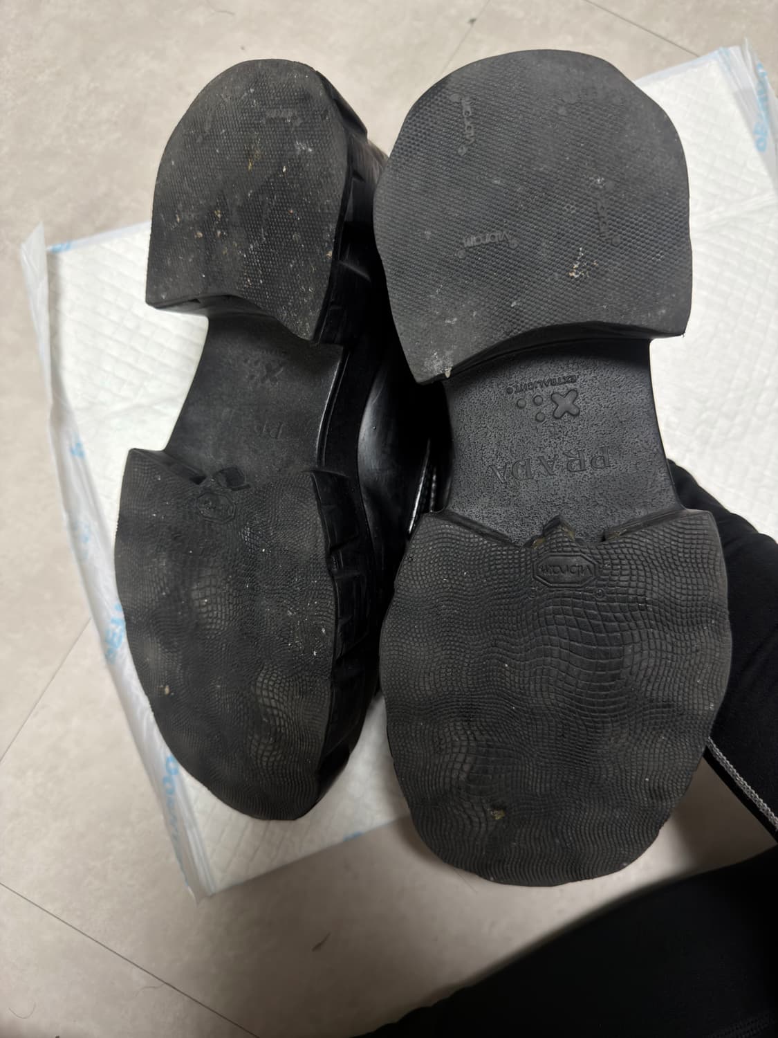 프라다 모놀리스 로퍼 상품이미지4