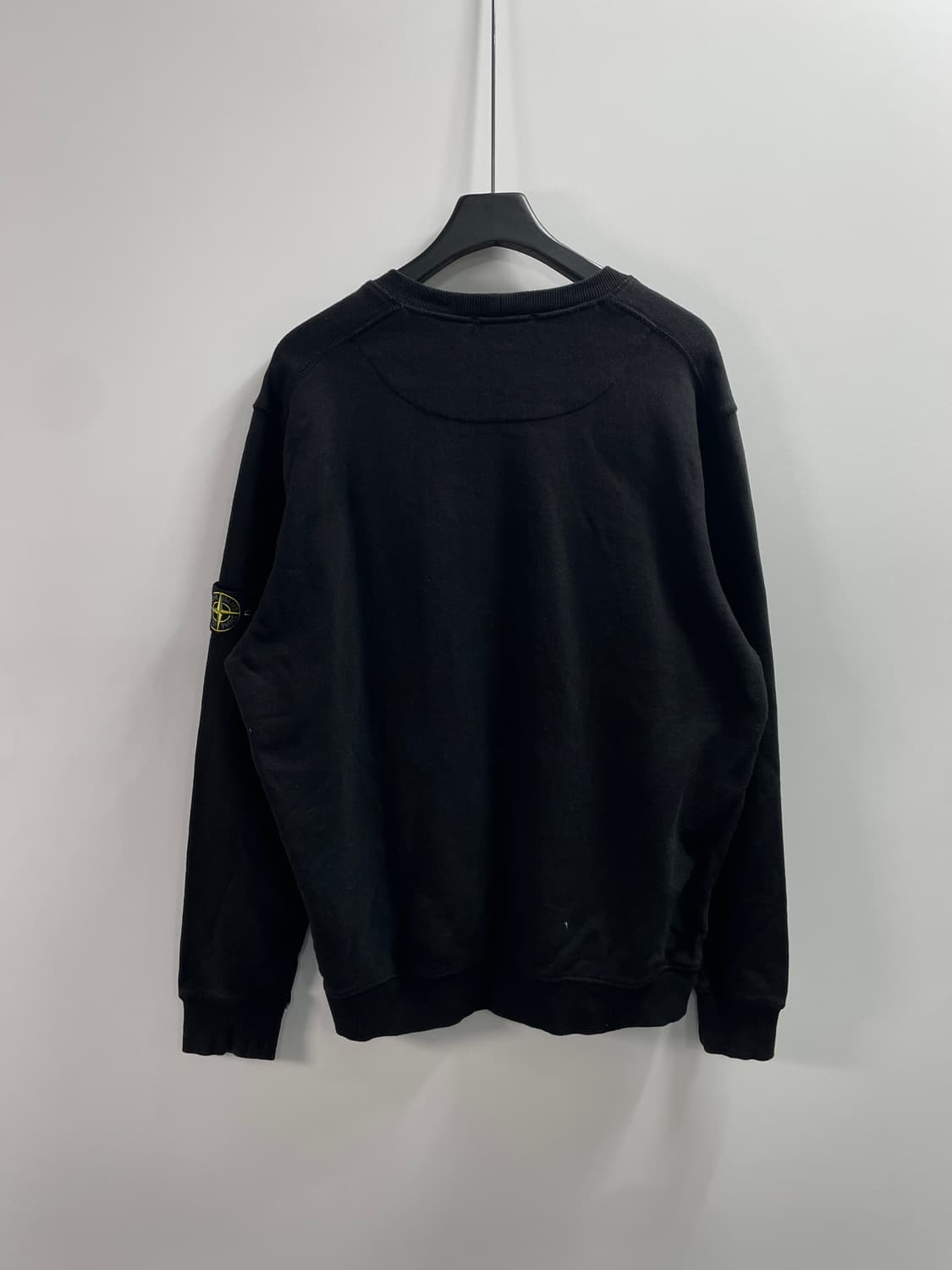 스톤아일랜드 와펜 검정 맨투맨 (on.736) 상품이미지3