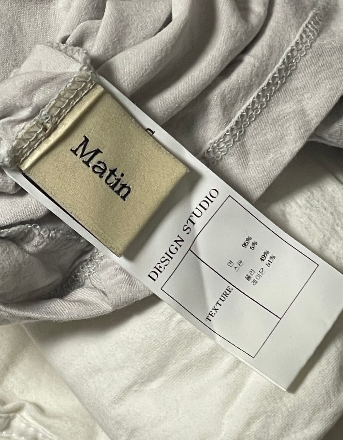 마뗑킴 백 포인트 탑 실키 스카프탑 그레이 상품이미지5