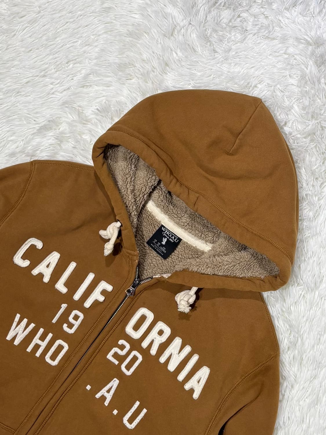 후아유 카멜 빅로고 양털 후드집업 상품이미지5