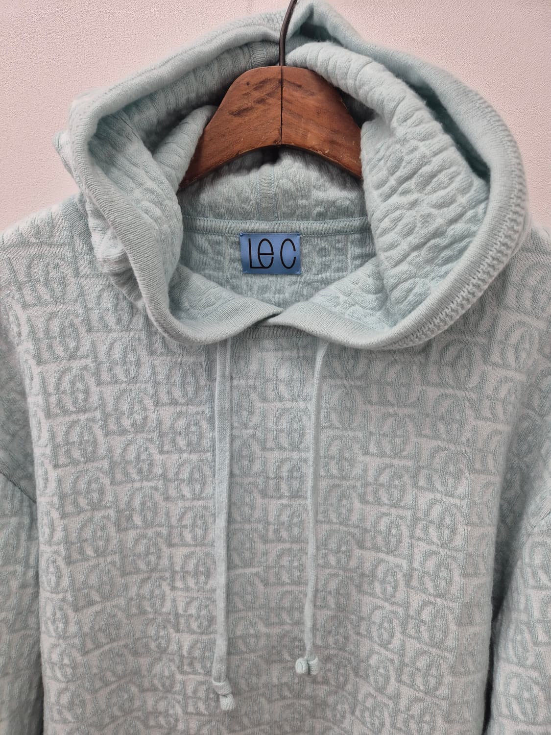 LE CASHMERE 브랜드의 후드 
- 색상은 은은한 하늘색입 상품이미지2