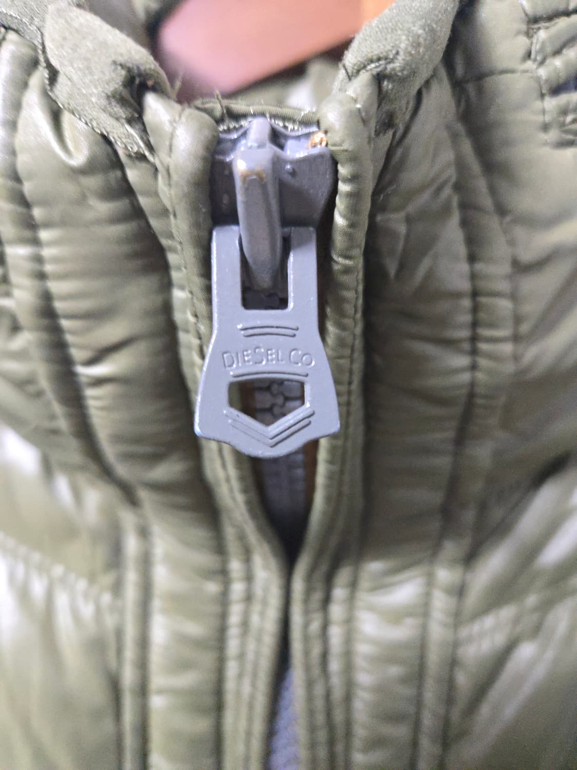 디젤 카키 나일론 다운 패딩 M95 상품이미지3