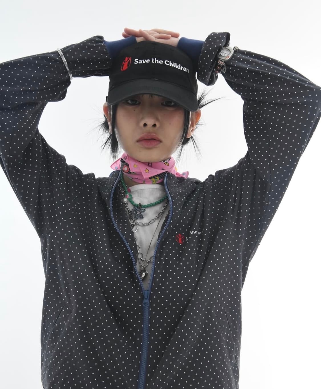 더뮤지엄비지터 x 세이브더칠드런 후드 집업 챠콜 L 상품이미지4