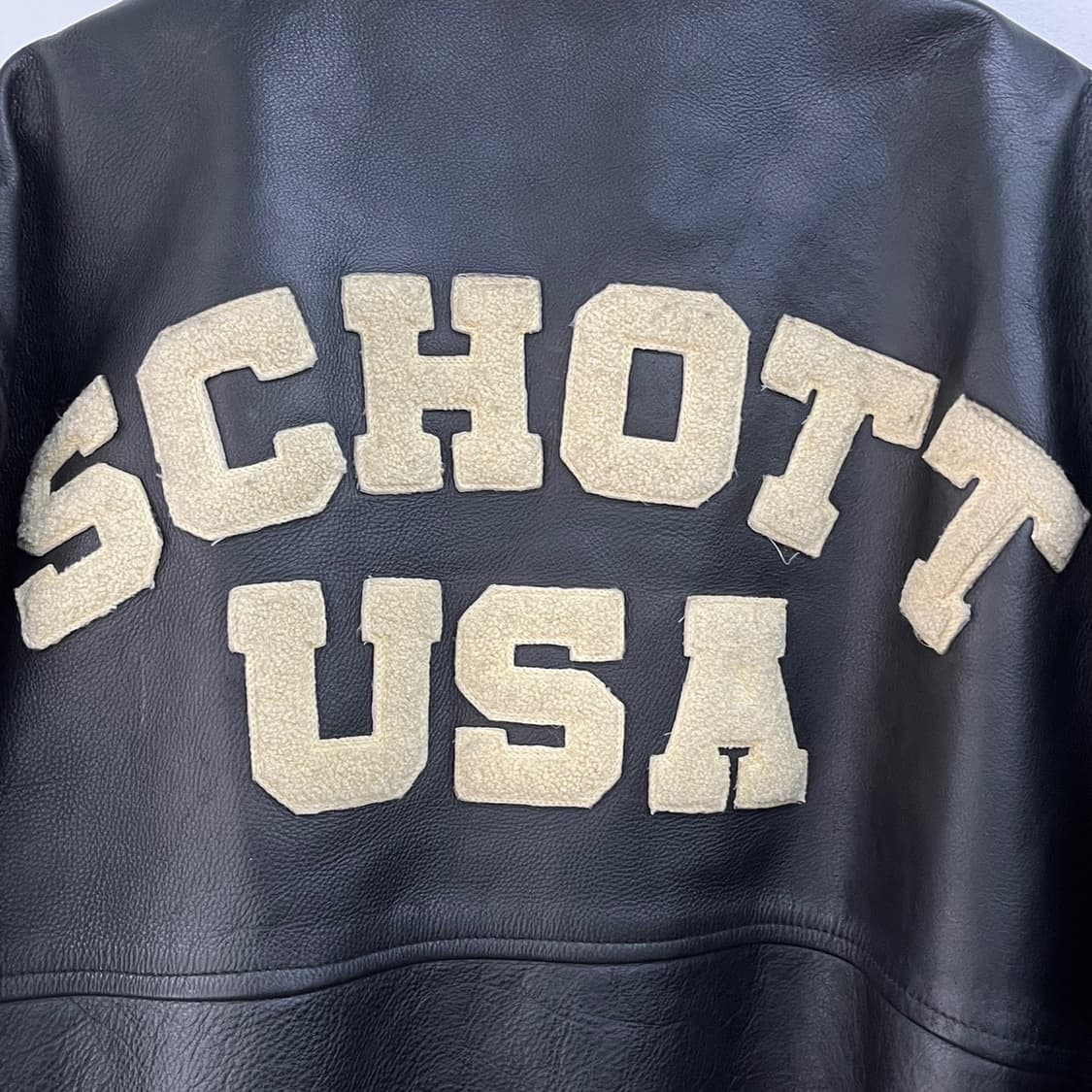 쇼트 아치 로고 스펠아웃 카우 하이드 레더 바시티자켓 상품이미지8