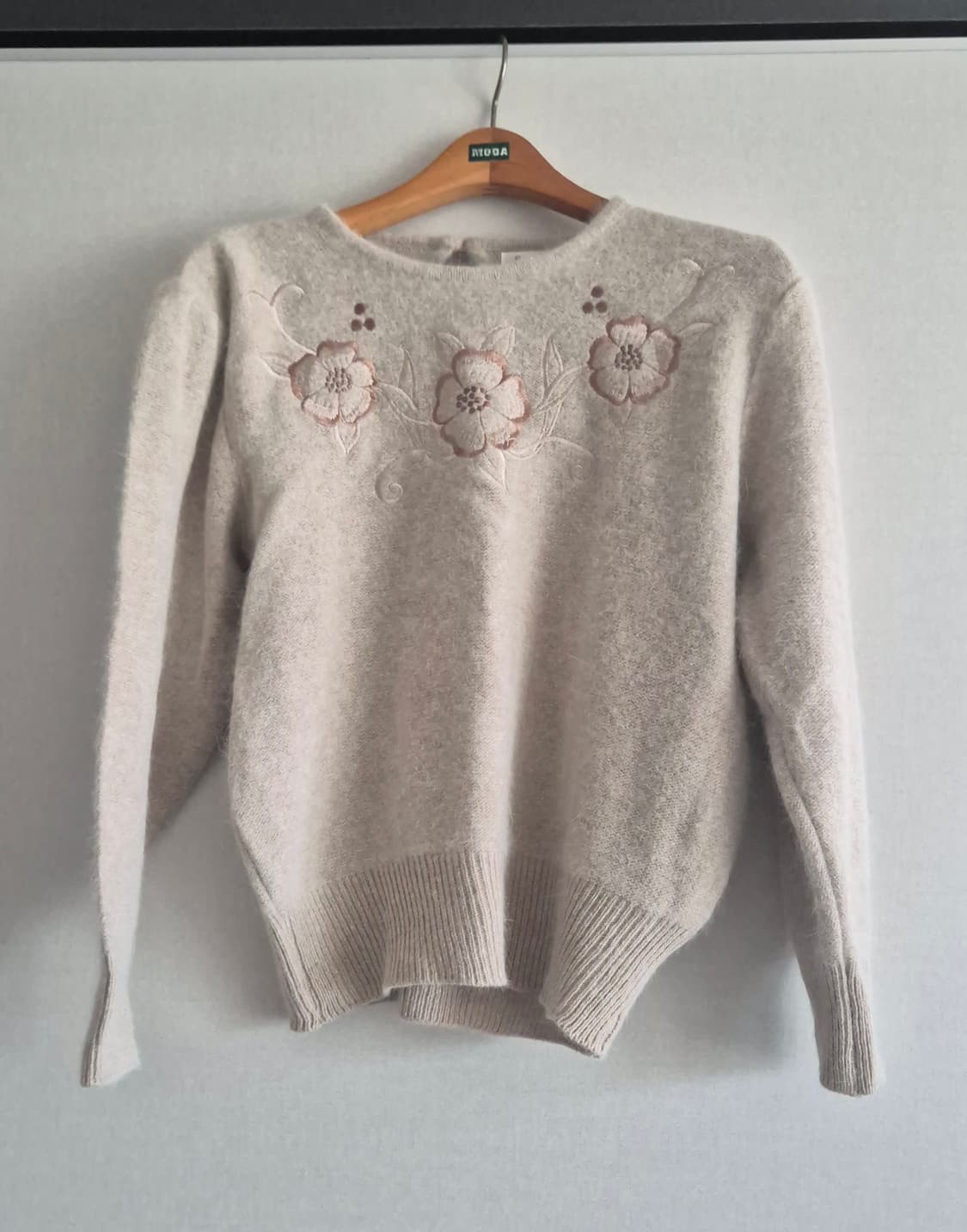 앙고라 울 40% 자수 니트 상품이미지1