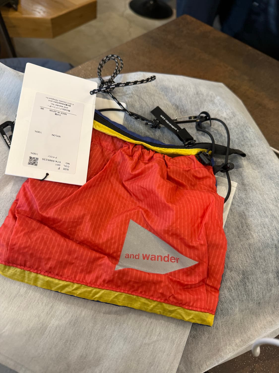 앤드원더 크로스 백 오사카 미나미센바점  텍 달린 새상품 앞에는 빨강 뒤 상품이미지1